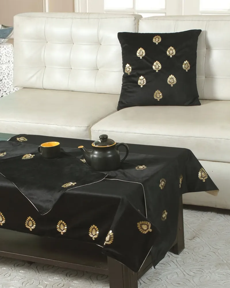 مفرش طاولة ووسادة سوداء بتطريز ذهبي
